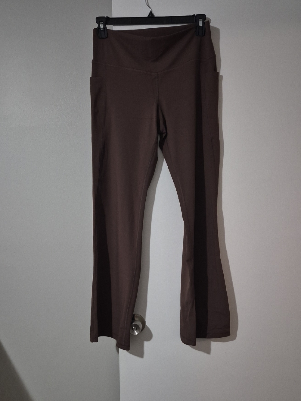High-Waist Brown Flare Leggings with Side Pockets